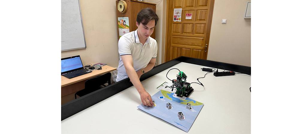 Магистрант ЧелГУ создал ПО робота-манипулятора для сортировки мусора