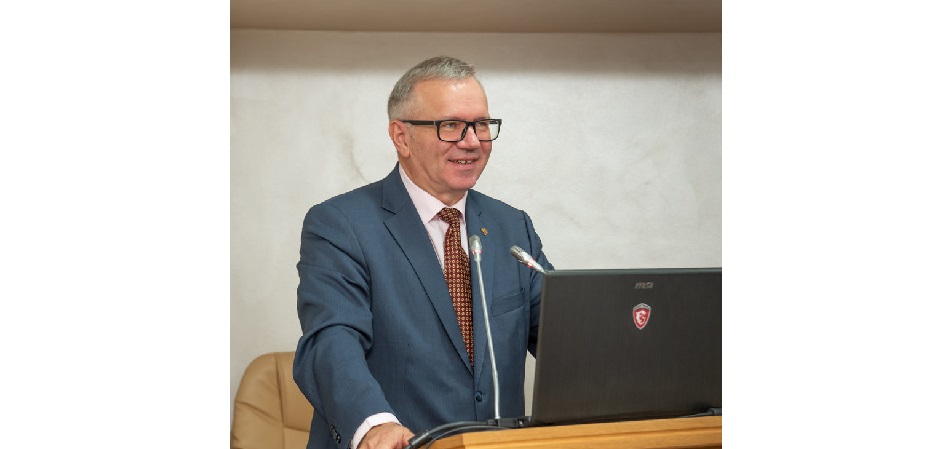 Известный учёный и профессор ЧелГУ Александр Аклеев принимает поздравления с юбилеем