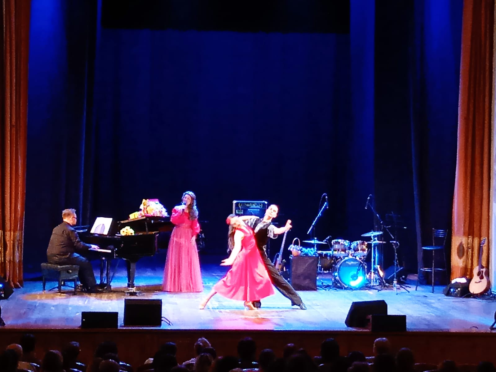 22 мая ветераны посетили филармонию, где состоялся концерт лауреата всероссийких конкурсов и актёрской песни Елены Никитиной "Цветочница Анюта"