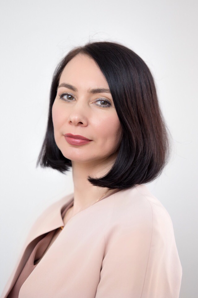Ректор ЧелГУ Диана Циринг поздравляет с Международным женским днём