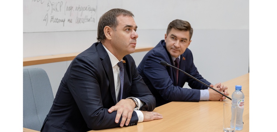 Председатель Законодательного Собрания Челябинской области Александр Лазарев встретился со студентами ЧелГУ