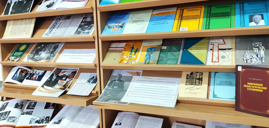 Прикоснуться к истории: в ЧелГУ открылась выставка научных трудов первого ректора Семёна Матушкина