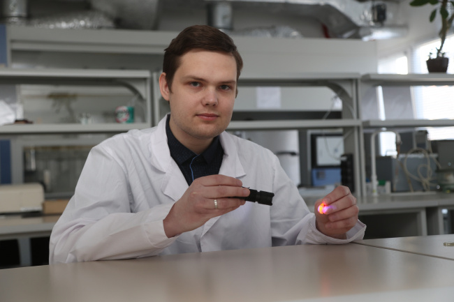 Учёный ЧелГУ создал прорывной метод синтеза материала для оптики и электроники