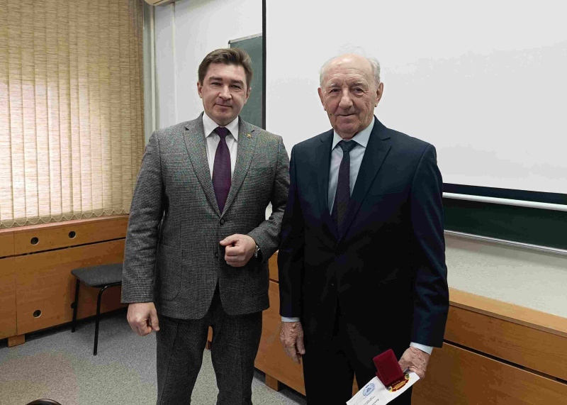 Сотрудники ЧелГУ отмечены вузовскими наградами