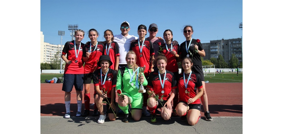 Женская сборная ЧелГУ по мини-футболу завоевала серебро на турнире «Лига Екб»