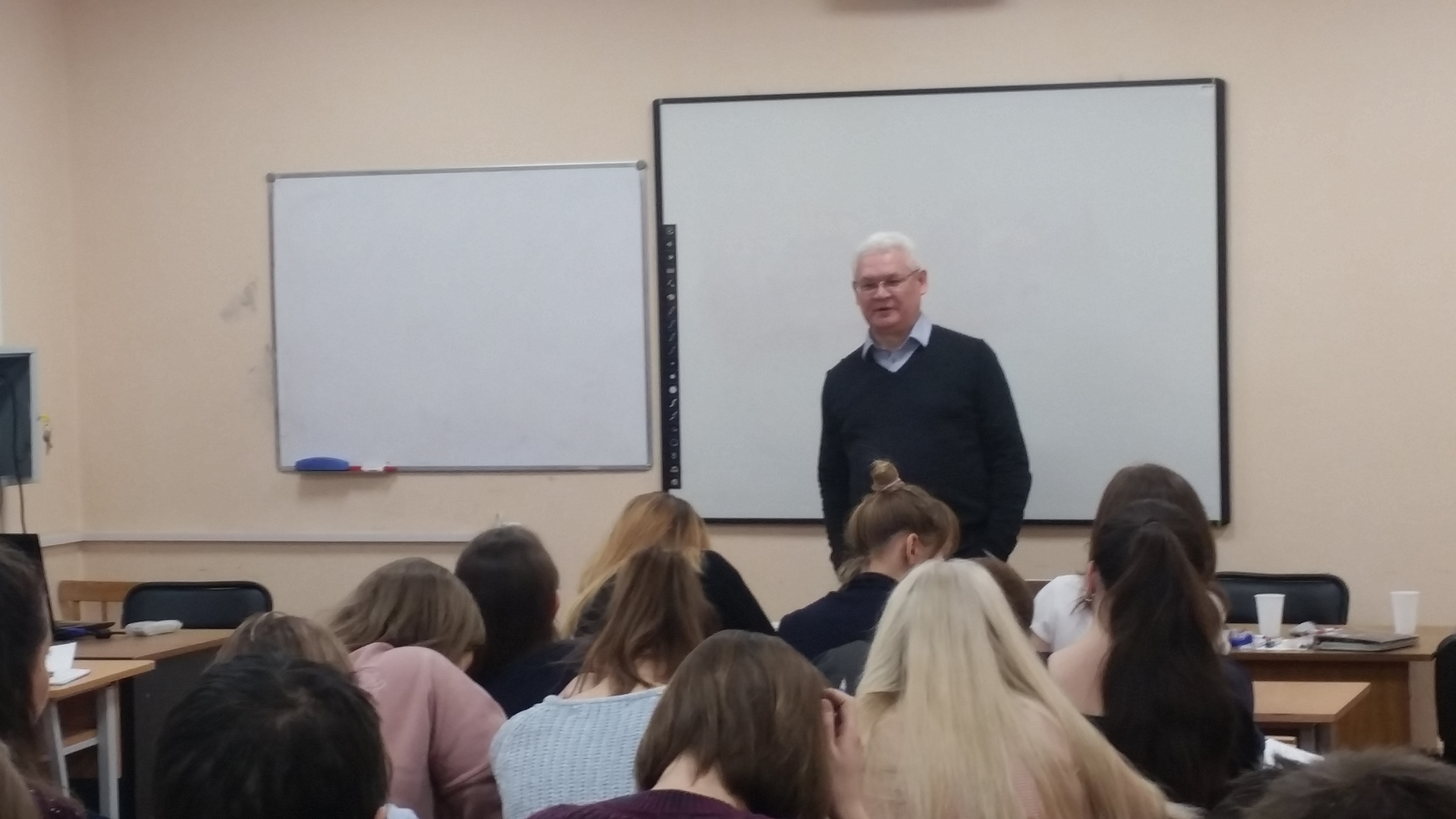 Лингвисты ЧелГУ освоили тонкости художественного перевода под руководством поэта и переводчика Алексея Прокопьева
