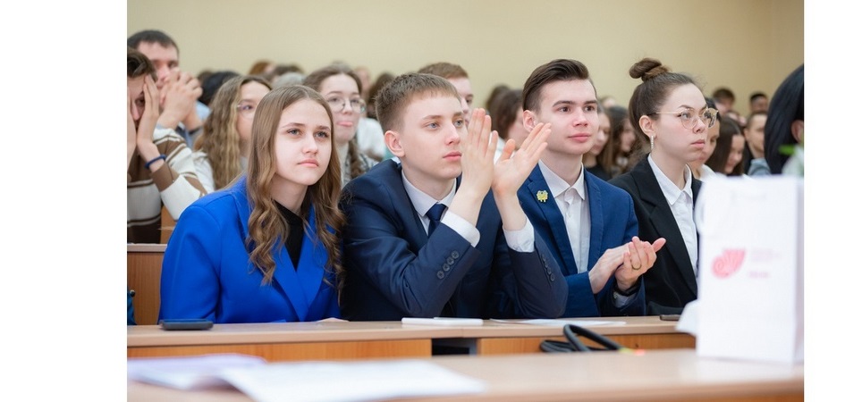 В ЧелГУ завершился VIII Уральский вернисаж науки и бизнеса