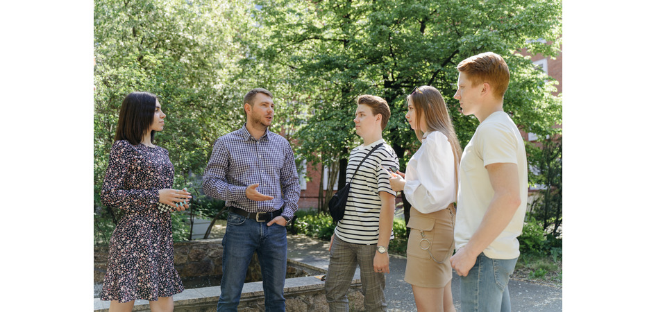 Абитуриенты ЧелГУ узнают о перспективах обучения в ИЭОБиА