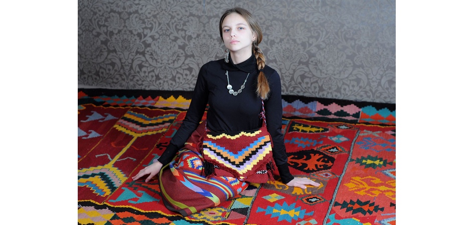 Студентка истфила ЧелГУ ткёт одежду с мотивами казахских ковров