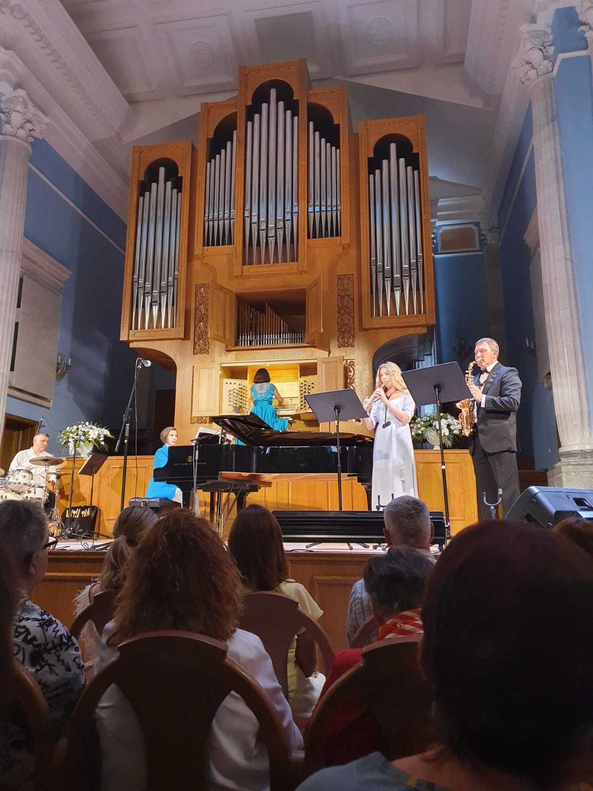 6 июня ветераны посетили органный зал, где состоялась концертная программа "Шерше ля фам", в которой прозвучала музыка из репертуара оркестра ПОЛЯ МОРИА и песни французской эстрады.