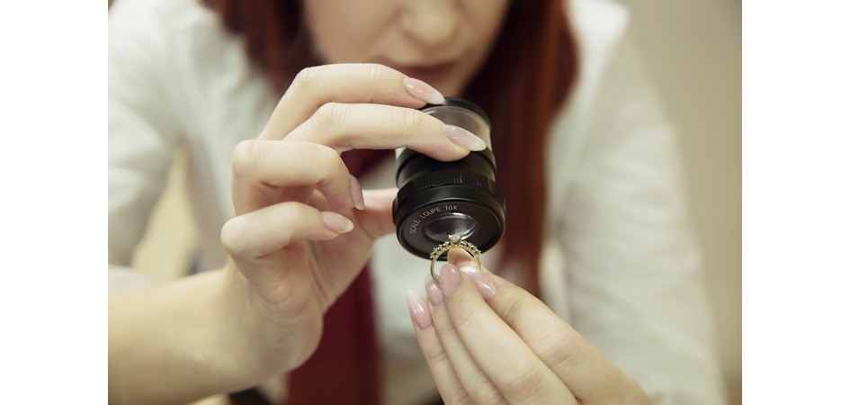 Социологи ЧелГУ: что россияне чаще всего сдают в ломбард и какие суммы выручают