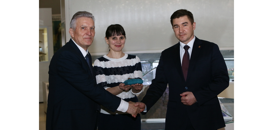 Ректор ЧелГУ Сергей Таскаев передал Историческому музею уникальный метеорит