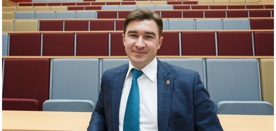 Ректор ЧелГУ Сергей Таскаев и студенческий актив поздравляют университет с днём рождения