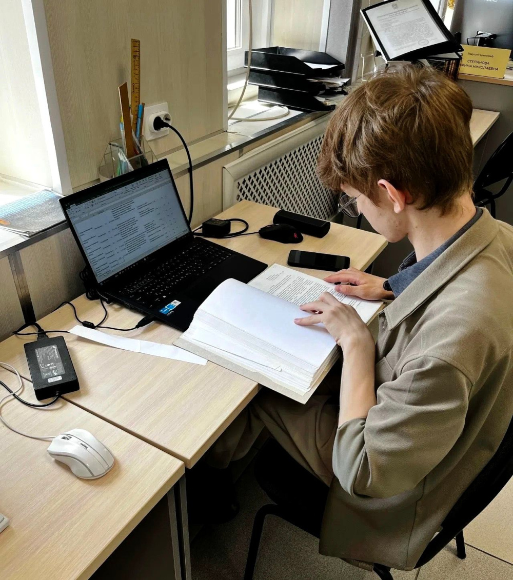 Студенты-историки прошли практику в областном архиве