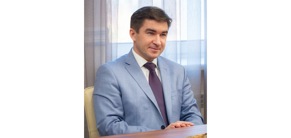 Ректор ЧелГУ Сергей Таскаев поздравляет с Международным женским днём